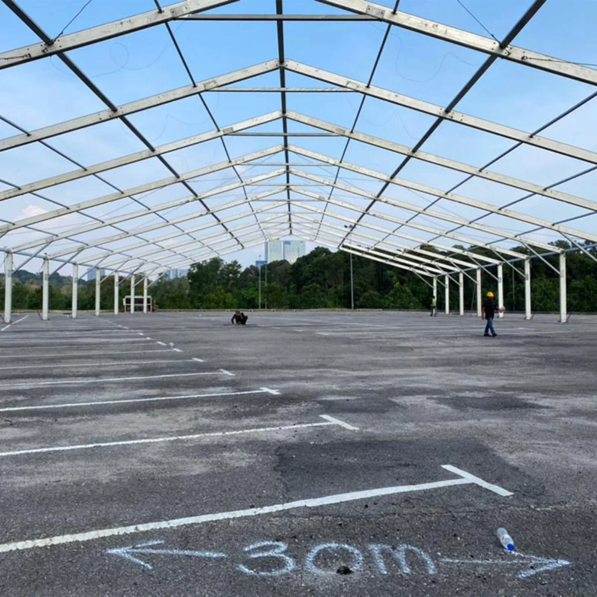 Wide marquee frame during the installation stage