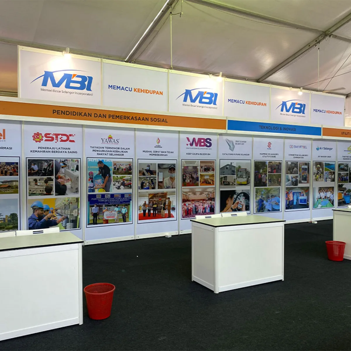 System booth corner with branded panels and a reception counter