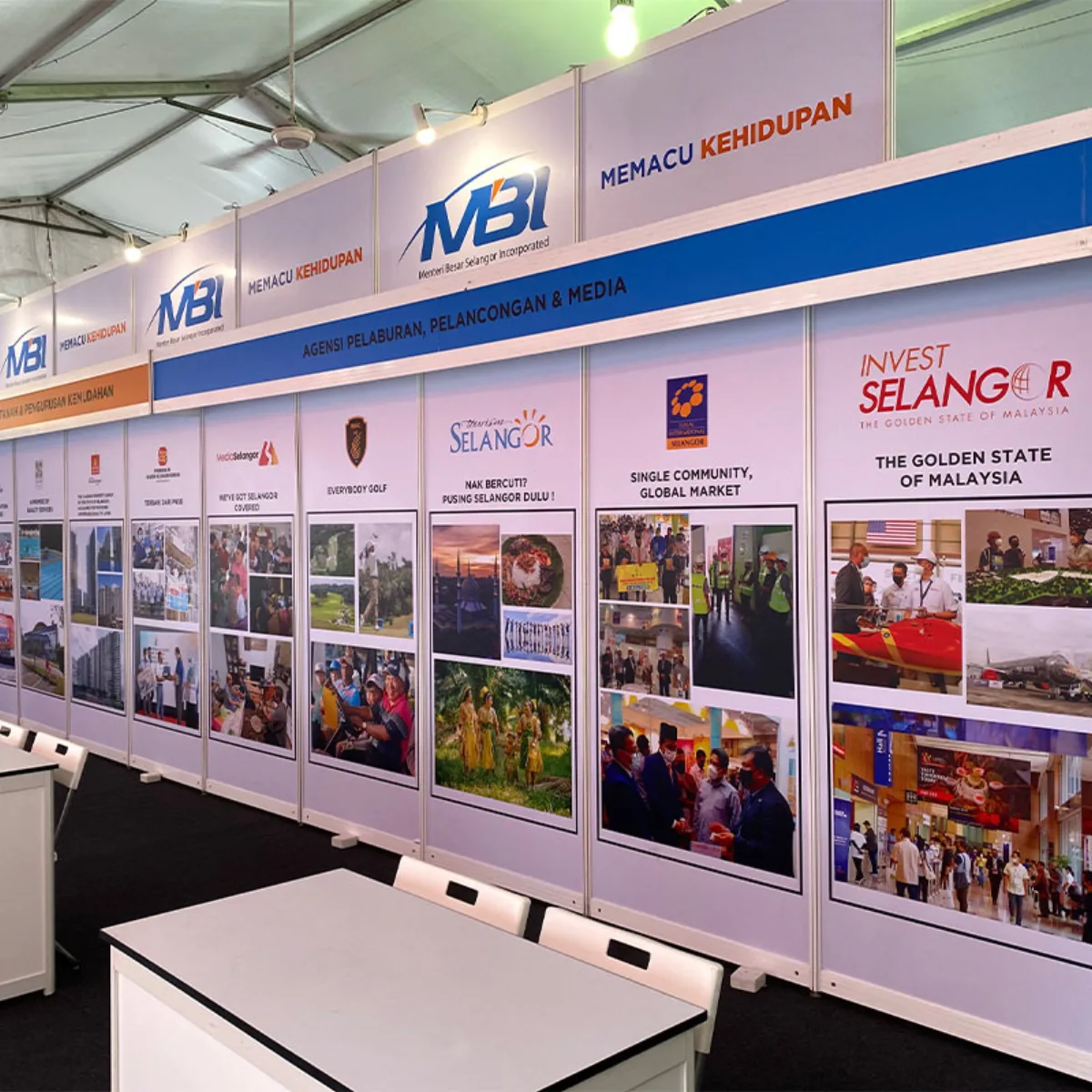 Exhibition stand with large printed information columns